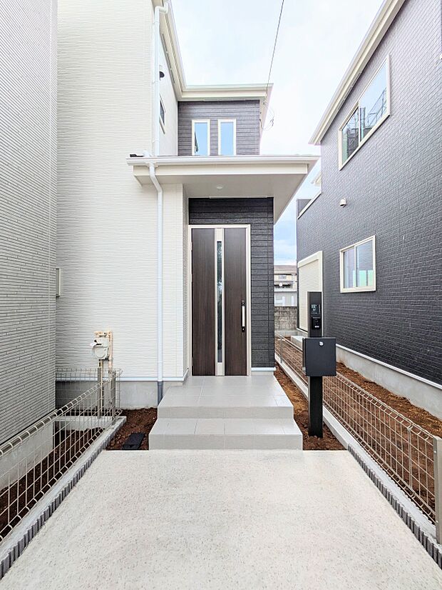 【玄関】家の顔となる玄関は、高いデザイン性が求められます。高級感と断熱性、防犯性に優れた玄関ドアを標準装備。ピッキング対策のセキュリティサムターン等、防犯に考慮しました。