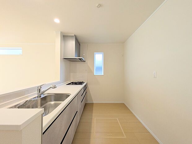 【キッチン】三口コンロで料理の幅を拡げてくれる使いやすいシステムキッチンを採用。洗い場も大きいので野菜や食器を洗ったりする際にも捗り、奥様の強い味方となってくれるはずです。