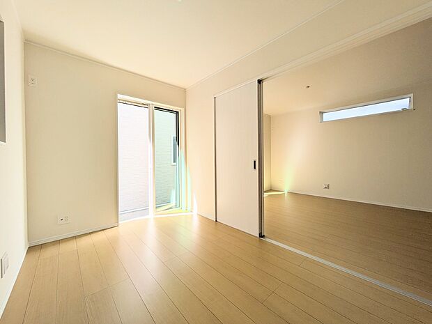 自然光の明るい空間でお子様と遊べます。