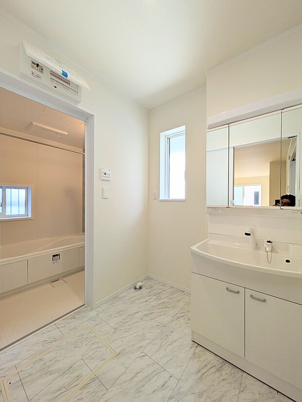 【洗面台】大きく見やすい三面鏡で清潔感ある洗面台は、身だしなみチェックや肌のお手入れに最適です。