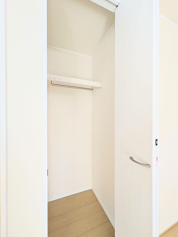 収納には欠かせないクローゼット。衣類を横一列で収納できるため、ひと目で洋服がチョイスできるという利点があります。豊富な衣類をお持ちでも、スペース全体を使って、しっかり収納できます。