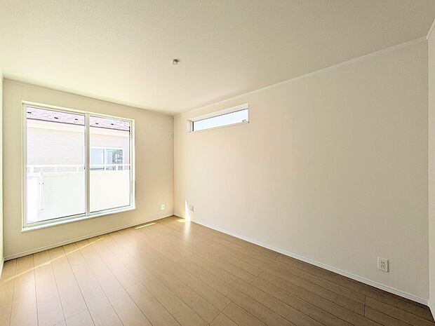 快適に過ごす条件は、一人ひとり違います。だからこそ飾り過ぎないシンプルな内装と偏り過ぎないデザインで統一しました。暮らしの中でオーナー様だけの【マイホーム】に創り上げて下さい。