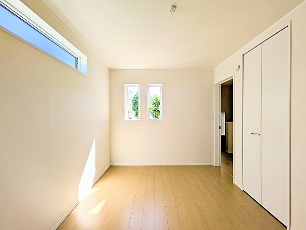 【リビング以外の居室】独立性を高めたお部屋。たっぷりの収納も配備しており、片付いた空間を現実出来そう。陽光も降り注ぐ明るく開放的な空間が魅力的。
