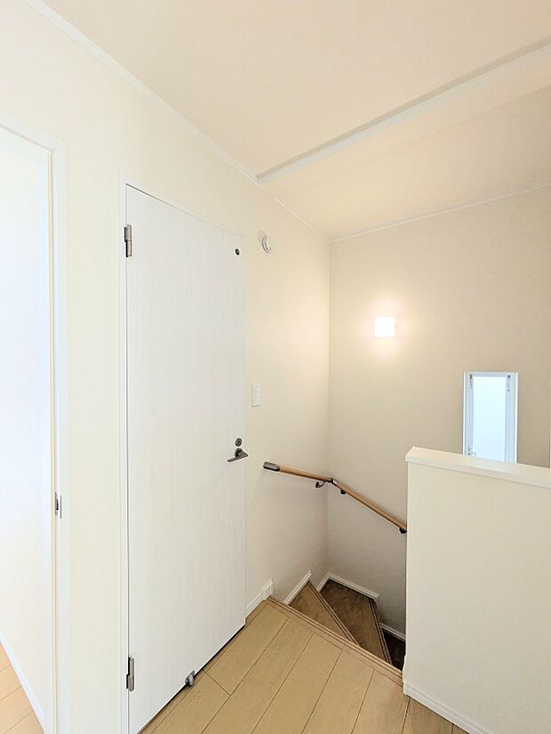 【手すり付き階段】手すりがないと階段の昇り降りで危険なことはもちろん、壁に手をつきながら歩くことで壁紙が汚れやすくなります。すべての方に快適に昇り降りしていただくため、手すりを設置しました。…