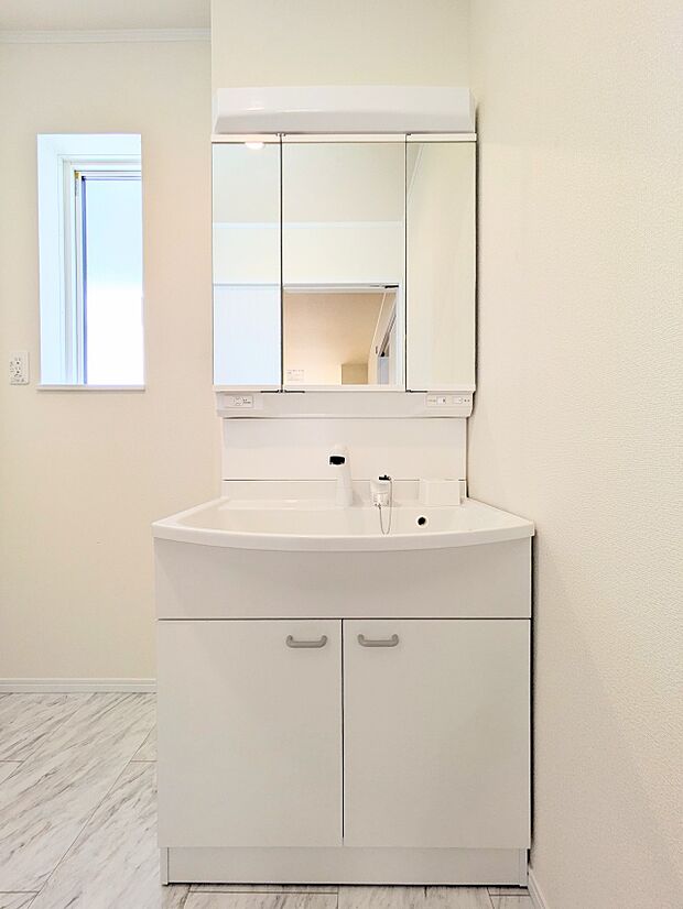 【脱衣所】脱衣所です。サニタリー収納付き。タオルや下着類等の保管場所として。