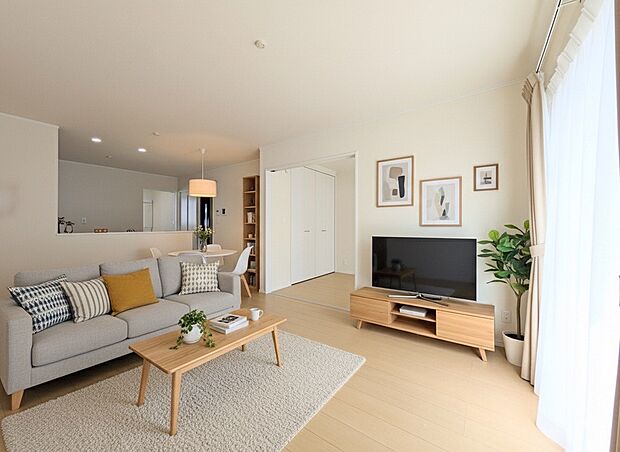 【リビングダイニング】シンプルなデザインの家は風情がある。住む人のこだわりを感じる。外観も内装もいたってシンプル。居心地がよく、家事や趣味、子育てなどにも集中できる。家も人間も熟成するほどシ…