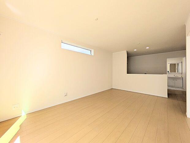 【リビング以外の居室】独立性を高めたお部屋。たっぷりの収納も配備しており、片付いた空間を現実出来そう。陽光も降り注ぐ明るく開放的な空間が魅力的。