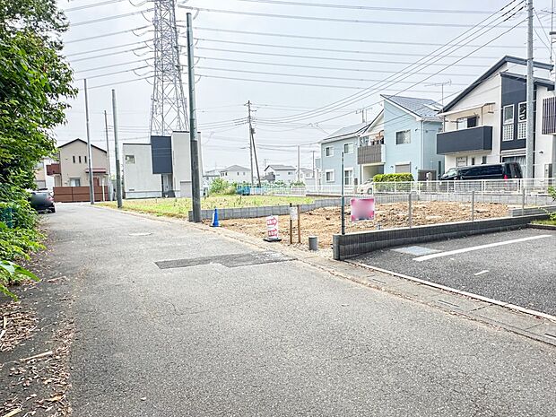 【前面道路】車の通行が少ないので、静かな住環境を維持することができます。