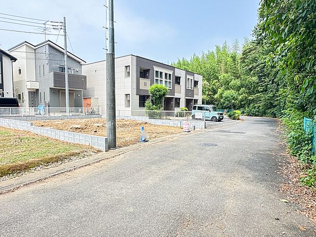 【前面道路】家の前をまっすぐの通りが走っている。クルマは少なく、人々は毎朝、ウォーキング、ジョギング、犬の散歩など、フリーな朝時間を過ごしている。