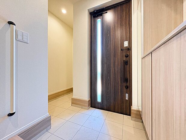 3号棟【玄関】広さの玄関スペースはベビーカーなどを置いても十分な広さです。  