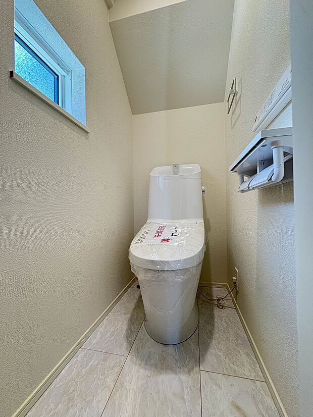 3号棟【トイレ】トイレ・ウォシュレット付。快適で衛生的な洗浄機能付温水シャワートイレです。