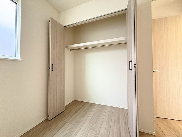 3号棟【2階洋室5.25帖の収納】各居室に収納を設けました。