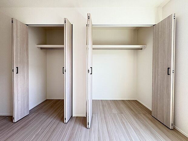 3号棟【2階洋室7.5の収納】洋服だけでなく季節物の大きな家電なども収納可能