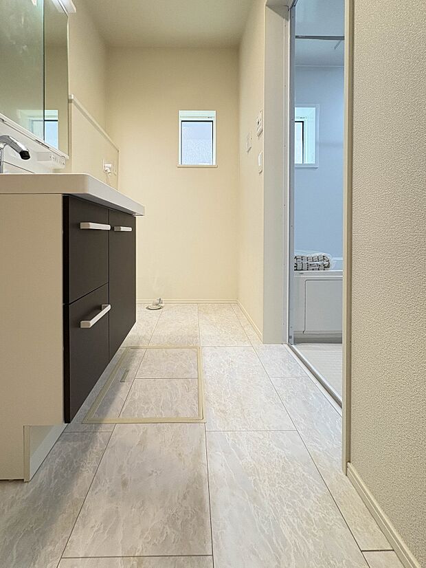 3号棟【脱衣所】洗面所は小さなプライベートスペース。歯磨き、洗顔と毎日施す個人空間。