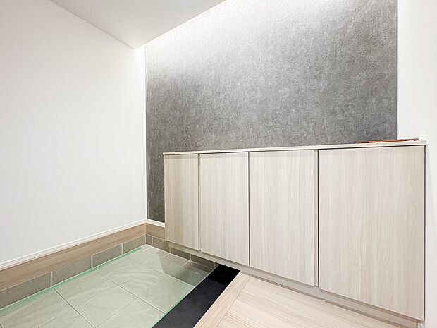 【シューズボックス（下駄箱）】  大型のシューズボックスには靴やブーツ、サンダルはもちろん、ハンカチや手袋、バック類などのお出かけ用品、印鑑や朱肉なども収納可能です。