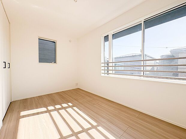 【寝室】シンプルな内装はおしゃれのポイントです。シンプルは華美より飽きがこないからです。色や模様でおしゃれ感をだす。それがシンプルイズビューティーです。