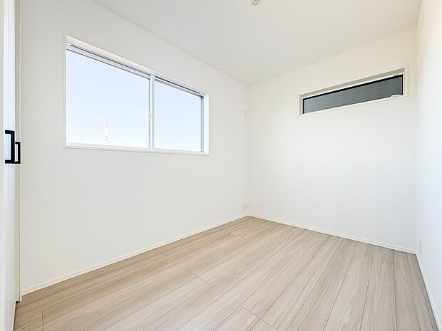 【子供部屋】お子様のお部屋にぴったりなクロークを備えたフローリング仕様の洋室です。