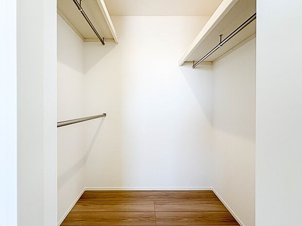 【ウォークインクローゼット】  たくさんの洋服をかけてもシワになりにくいウォークインクローゼット。洋服以外にも、普段使わない家電やスーツケース、ストック品など何でも片付く嬉しい空間です。