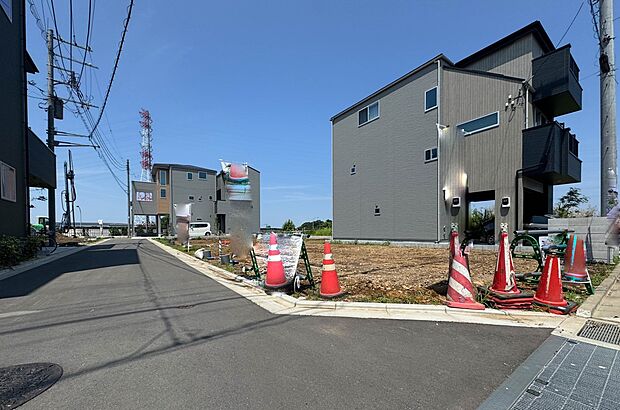 【外観】街の風景に溶けこむシンプルなカタチ。バランスがとれた玄関のハイクォリティなデザイン。存在感あふれる建物の質感。