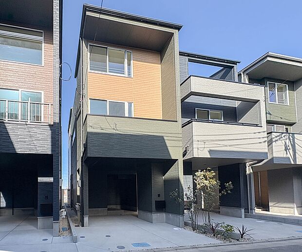 【外観】家族の温かさと陽光の暖かさ、楽しい毎日と明るい未来を予感させる「空間が織り成すひとつ先の住み心地」を演出します。