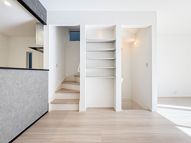 【手すり付階段】手すりがないと階段の昇り降りで危険なことはもちろん、壁に手をつきながら歩くことで壁紙が汚れやすくなります。すべての方に快適に昇り降りしていただくため、手すりを設置しました。