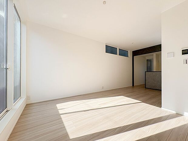 【リビングダイニング】シンプルなデザインの家は風情がある。住む人のこだわりを感じる。外観も内装もいたってシンプル。居心地がよく、家事や趣味、子育てなどにも集中できる。家も人間も熟成するほどシ…