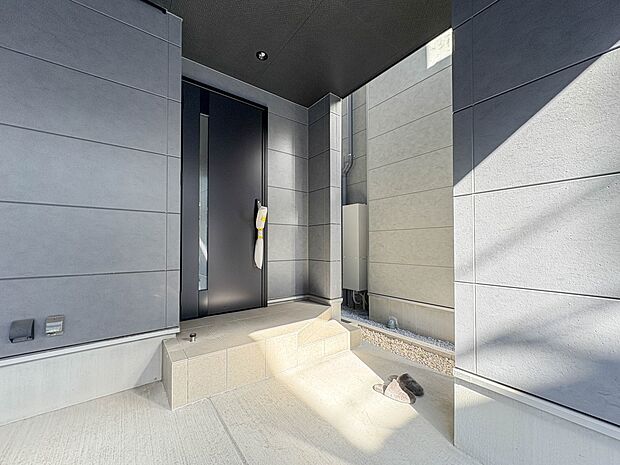 【玄関】家の顔となる玄関は、高いデザイン性が求められます。高級感と断熱性、防犯性に優れた玄関ドアを標準装備。ピッキング対策のセキュリティサムターン等、防犯に考慮しました。