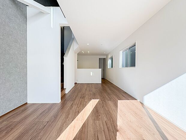 【リビング】  整然とした空間演出、快適な理想の暮らしの実現は家のみの拘りではなく、そこで暮らす方々にとって素敵な環境であることも挙げられると思います。四季折々の変化が奏でる鼓動を楽しんで下…