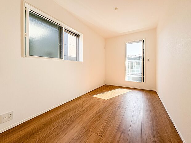 【寝室】シンプルな内装はおしゃれのポイントです。シンプルは華美より飽きがこないからです。色や模様でおしゃれ感をだす。それがシンプルイズビューティーです。