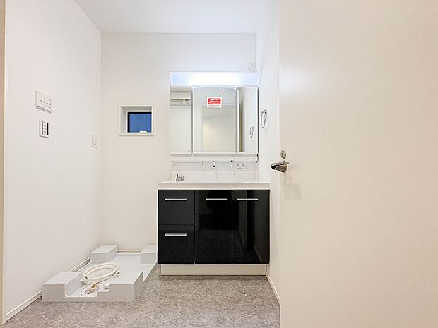 【洗面台】 十分な大きさの洗面台は、身だしなみチェックや歯磨きなど、朝の慌ただしい時間でもホテルライクなスペースで余裕とゆとりを感じて頂けます。