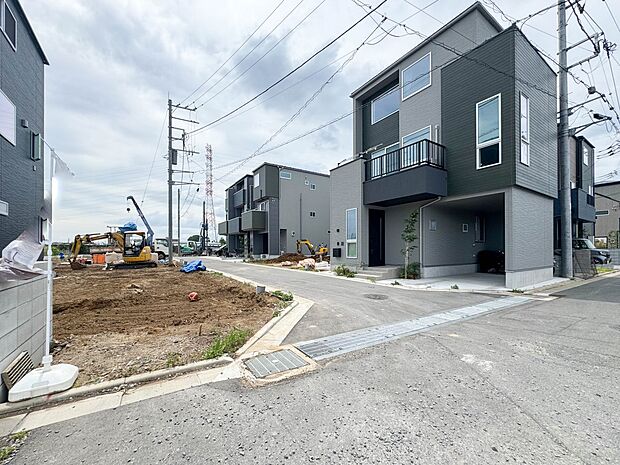 【現地】陽当りが良いと、洗濯物が乾きやすいですし、湿気やカビの心配も減るので快適です。寒い冬の日でも、日差しが届くと家の中が暖かくなりますね。