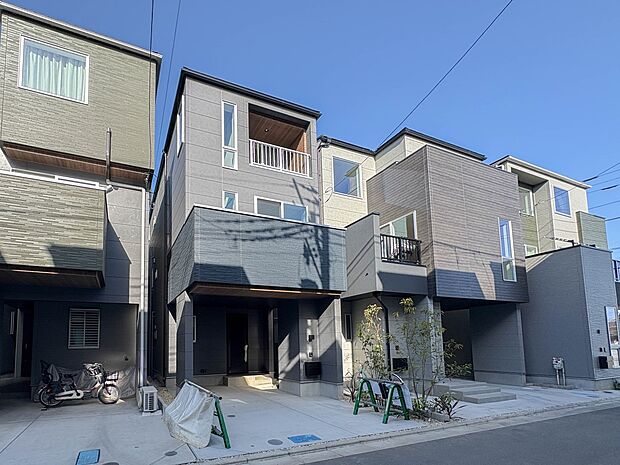 【外観】家族の温かさと陽光の暖かさ、楽しい毎日と明るい未来を予感させる「空間が織り成すひとつ先の住み心地」を演出します。