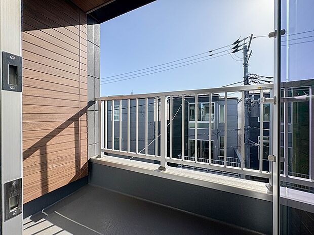 【バルコニー】  バルコニーから差し込む陽光・通風は、住環境・快適性と共に有り続ける貴重な「財産」です。