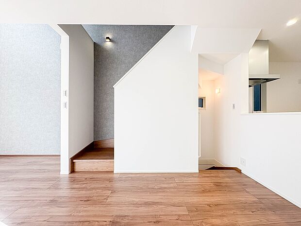 【手すり付階段】手すりがないと階段の昇り降りで危険なことはもちろん、壁に手をつきながら歩くことで壁紙が汚れやすくなります。すべての方に快適に昇り降りしていただくため、手すりを設置しました。