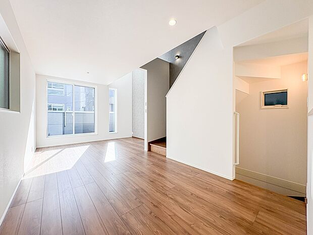 【ダイニングキッチン】会話でホッとコミュニケーションできるリビング。料理でホッとハピネスになるキッチンなど。人をホッとさせる最新設備・仕様を採用しています。