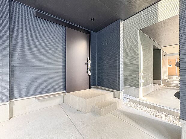 【玄関】家の顔となる玄関は、高いデザイン性が求められます。高級感と断熱性、防犯性に優れた玄関ドアを標準装備。ピッキング対策のセキュリティサムターン等、防犯に考慮しました。