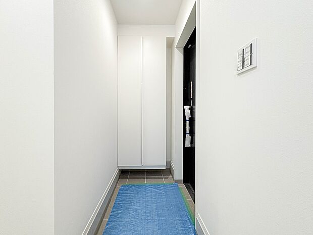 【シューズボックス（下駄箱）】  大型のシューズボックスには靴やブーツ、サンダルはもちろん、ハンカチや手袋、バック類などのお出かけ用品、印鑑や朱肉なども収納可能です。