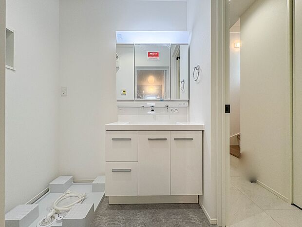 【洗面台】 十分な大きさの洗面台は、身だしなみチェックや歯磨きなど、朝の慌ただしい時間でもホテルライクなスペースで余裕とゆとりを感じて頂けます。