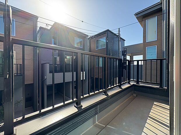 【バルコニー】  バルコニーから差し込む陽光・通風は、住環境・快適性と共に有り続ける貴重な「財産」です。