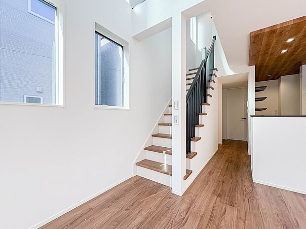 【手すり付階段】手すりがないと階段の昇り降りで危険なことはもちろん、壁に手をつきながら歩くことで壁紙が汚れやすくなります。すべての方に快適に昇り降りしていただくため、手すりを設置しました。