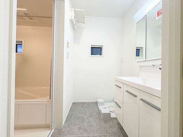 【脱衣所】洗面所は小さなプライベートスペース。歯磨き、洗顔と毎日施す個人空間。