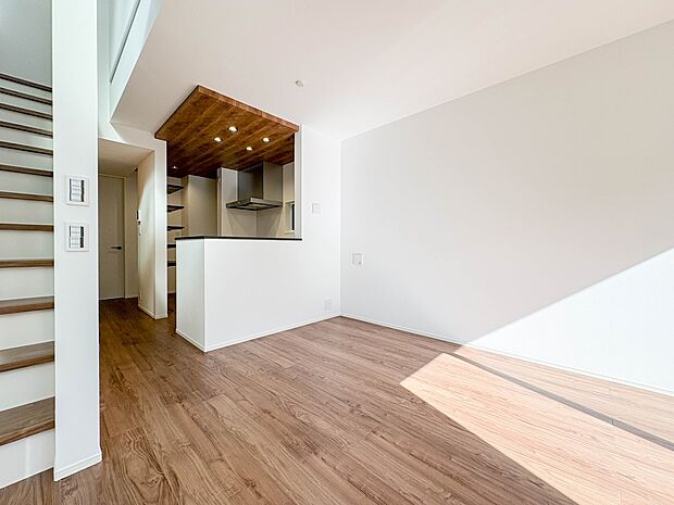 【ダイニングキッチン】会話でホッとコミュニケーションできるリビング。料理でホッとハピネスになるキッチンなど。人をホッとさせる最新設備・仕様を採用しています。