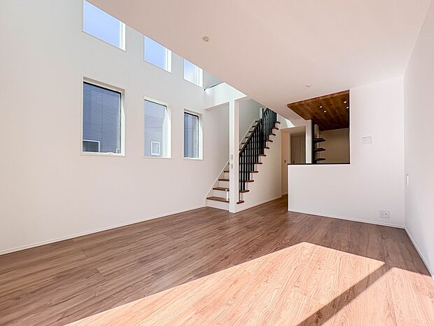 【リビングダイニング】シンプルなデザインの家は風情がある。住む人のこだわりを感じる。外観も内装もいたってシンプル。居心地がよく、家事や趣味、子育てなどにも集中できる。家も人間も熟成するほどシ…