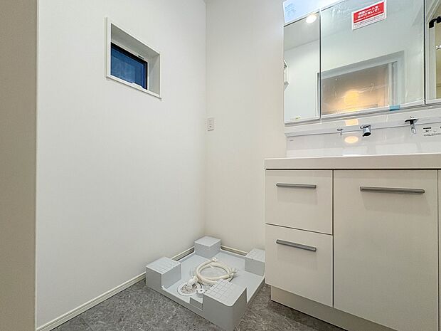 【ランドリースペース】毎日使う洗濯機。しっかりと奥行きのある置き場が確保されています。