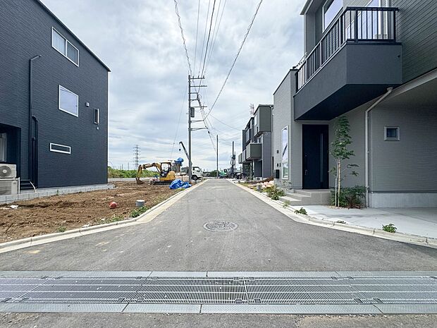 【前面道路】家の前をまっすぐの通りが走っている。クルマは少なく、人々は毎朝、ウォーキング、ジョギング、犬の散歩など、フリーな朝時間を過ごしている。