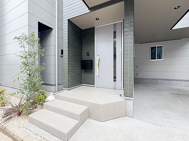 【玄関】家の顔となる玄関は、高いデザイン性が求められます。高級感と断熱性、防犯性に優れた玄関ドアを標準装備。ピッキング対策のセキュリティサムターン等、防犯に考慮しました。