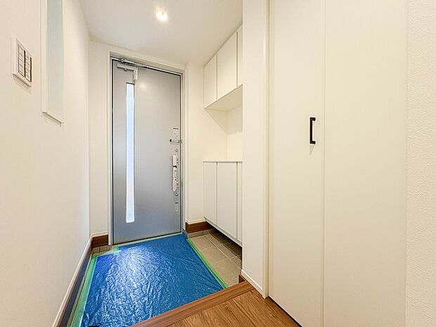 【シューズボックス(下駄箱)】 大型のシューズボックスには靴やブーツ、サンダルはもちろん、ハンカチや手袋、バック類などのお出かけ用品、印鑑や朱肉なども収納可能です。