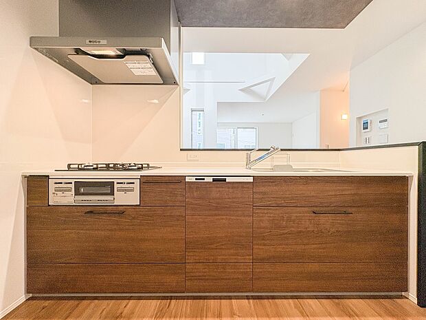 【キッチン LDK16.1帖】ナチュラルな自然光の中での調理。会話が弾む対面型キッチン。お洒落な食器類を余裕で収納できるスペース。動きやすい女性目線のキッチン動線。これからはお料理をつくる時…