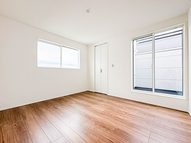 【寝室 6.7帖】シンプルな内装はおしゃれのポイントです。シンプルは華美より飽きがこないからです。色や模様でおしゃれ感をだす。それがシンプルイズビューティーです。