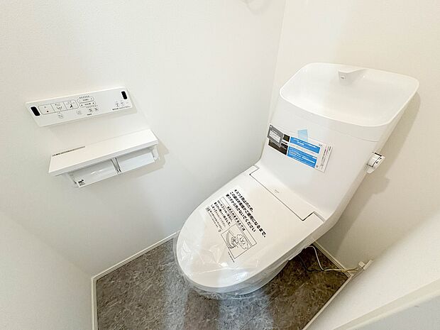 【トイレ】トイレ・ウォシュレット付。快適で衛生的な洗浄機能付温水シャワートイレです。